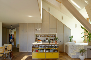  Das Licht von oben durch die Velux-Dachfenster sorgt für eine gleichmäßige, gute Belichtung im Arbeitsbereich  